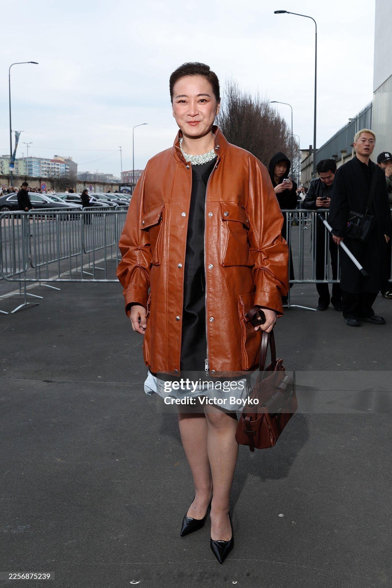 贾玲在米兰时装周看秀生图释出，期待她导演的新片《转念花开》早日上映。 