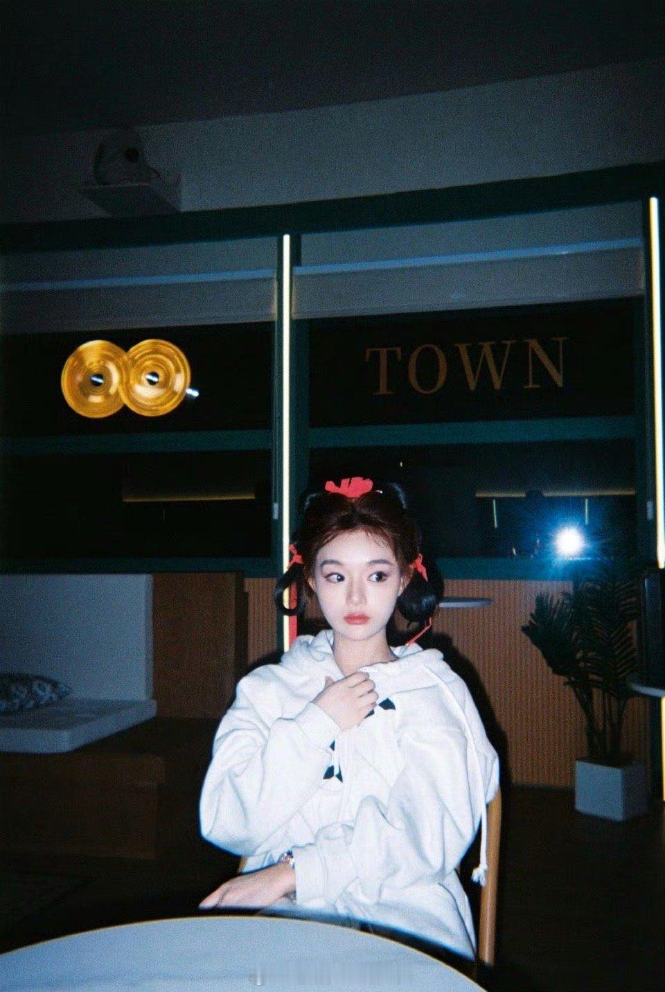 黄霄雲与顶光的完美邂逅！光线温柔勾勒侧脸轮廓，发间洒落星辉点点，这般如梦似幻的画