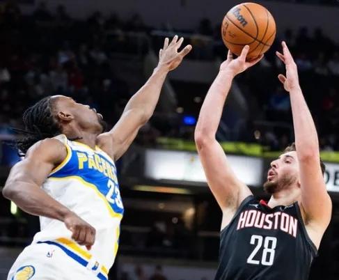 杜兰特因踩球迷脚上休战。
今天，申京化身喷火龙，狂砍39分16篮板，率火箭队11