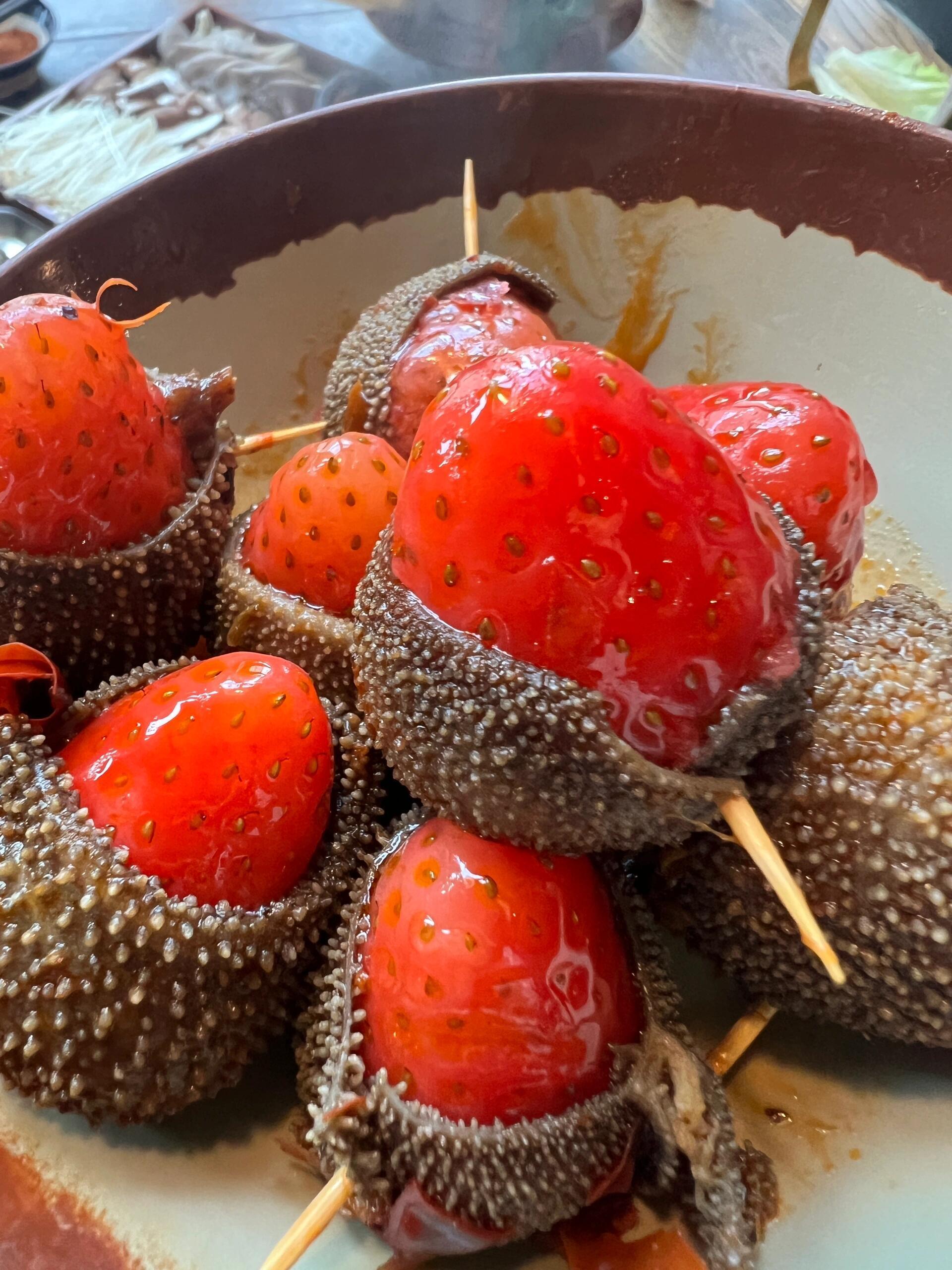 毛肚草莓火锅把四川人整沉默了谁想出来的草莓+毛肚，真的不敢想象这一口下去得多“黑