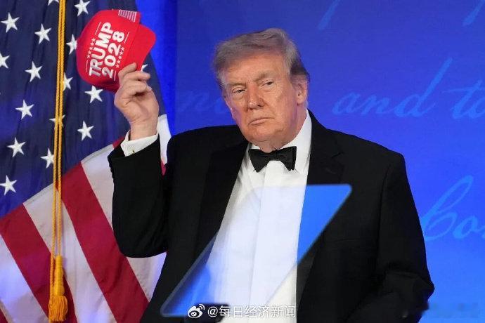 特朗普将第四次竞选总统【特朗普突然宣布：将第四次竞选总统！他头戴印有“特朗普20