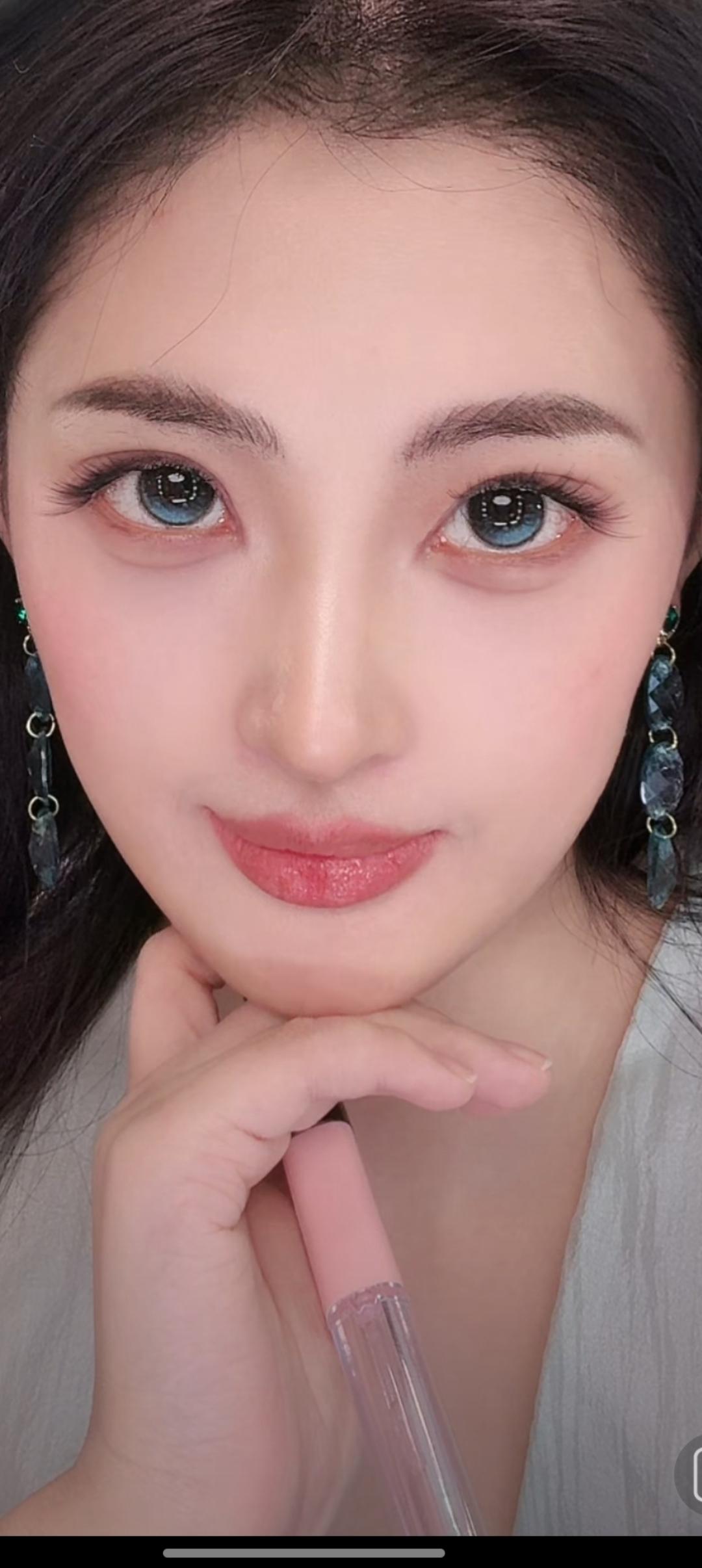 这位小姐姐正在思考问题。