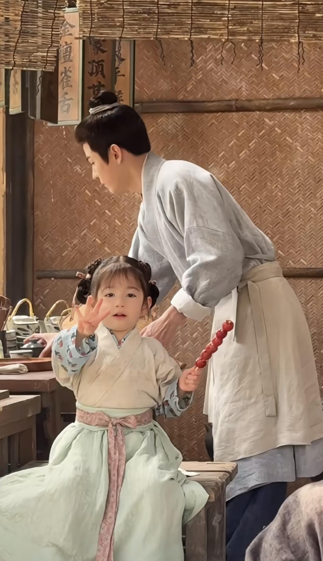 低门小户，文不成武不就，还是个带孩子的鳏夫。

二小姐要争权，只有争到了才能把丈