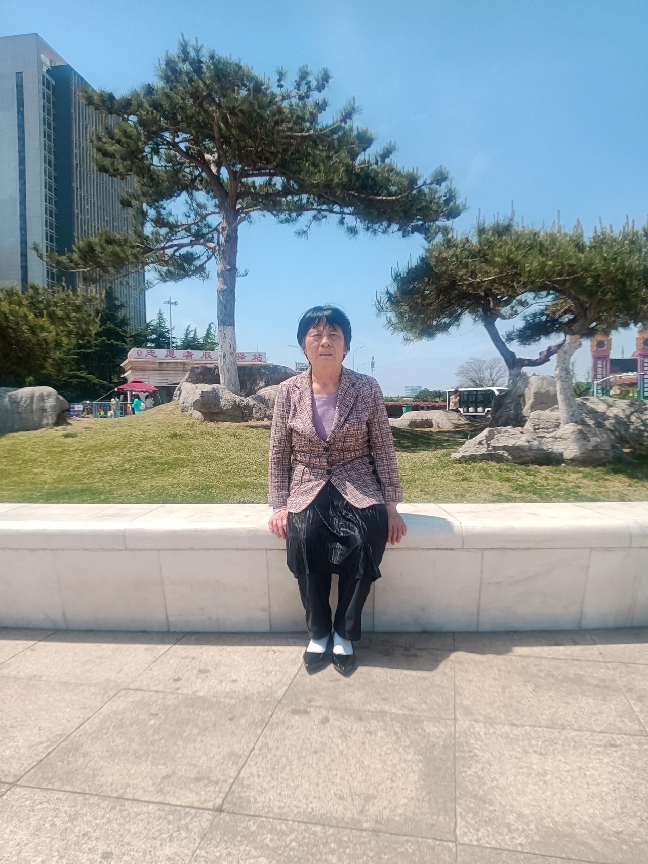 上有天堂，下有苏杭
藏头诗
文/李兴伟
上有天堂伴烟云，
有模有榜人间亲。
天天