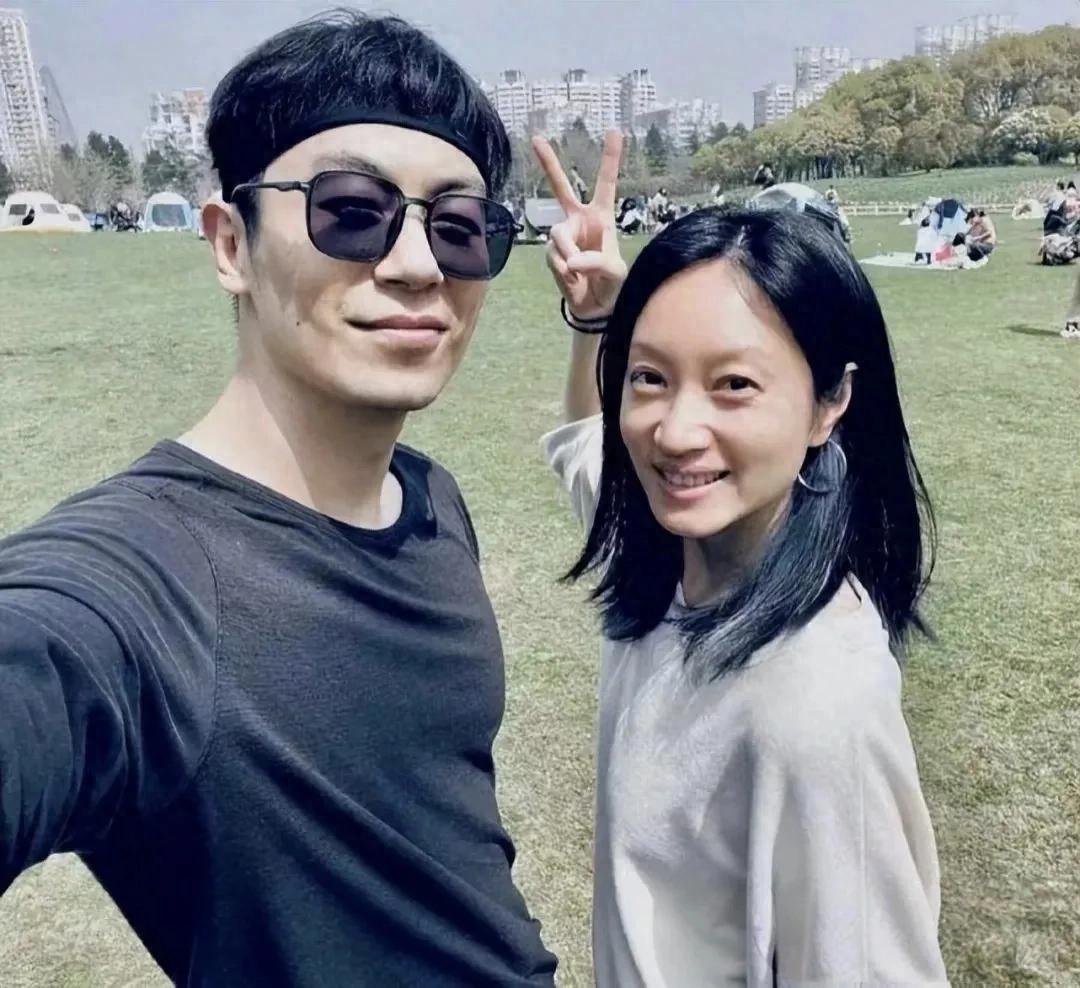 夫妻俩结婚十几年，
平时低调很少同框，
之前传过婚变，
这次在云南旅游被网友偶遇