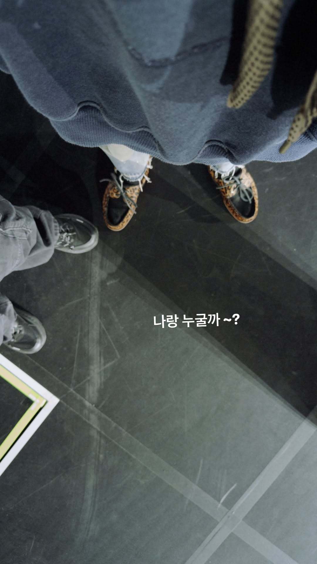 “CB百蓝_。251116 ins story更新：是我和谁呢～？ 