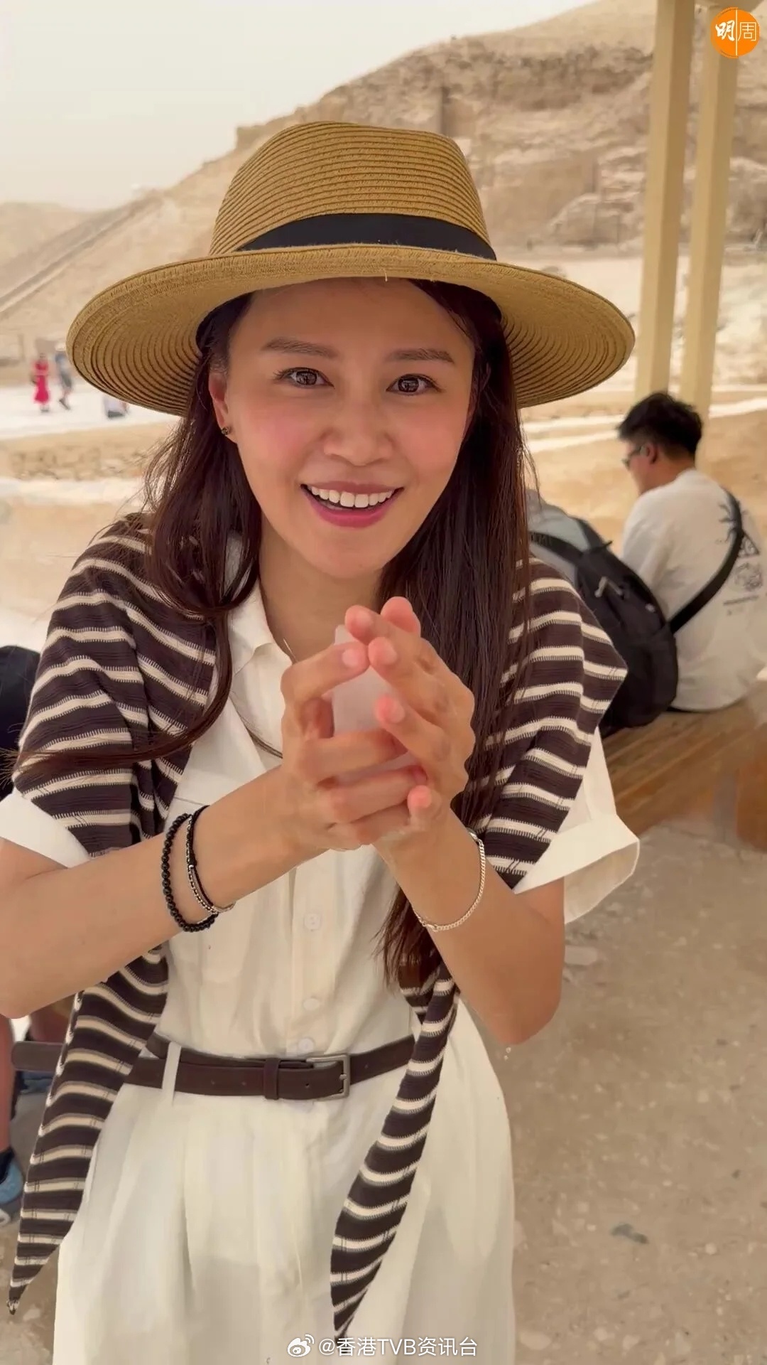 走过历史大地｜与洪永城在卢克索高温下拍摄 黄翠如拿冰块为幕后人员降温洪永城（To