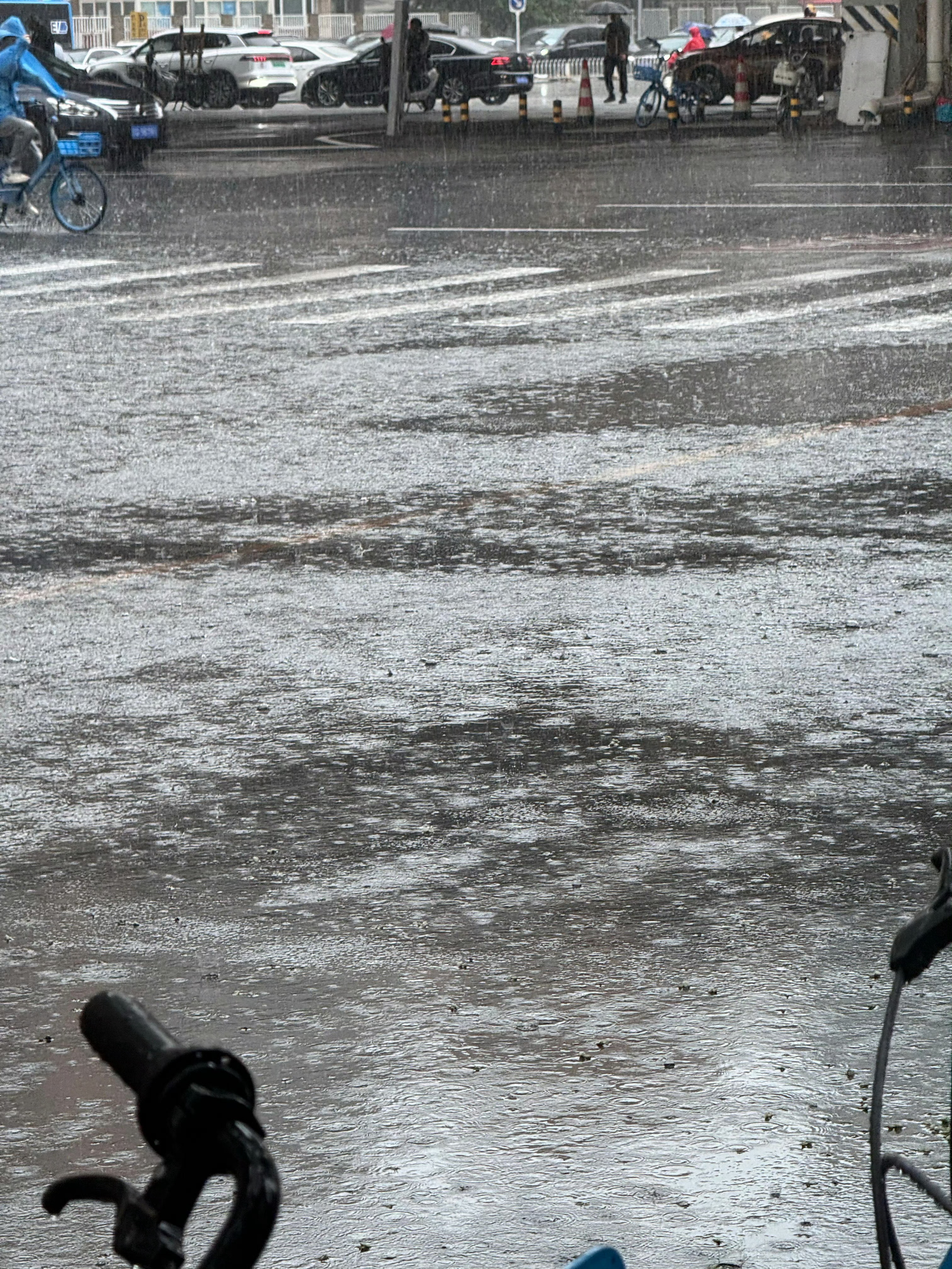 一觉醒来北京大雨，急急忙忙洗漱完穿上雨衣就出门，公交车等了二十分钟才到，地铁上人