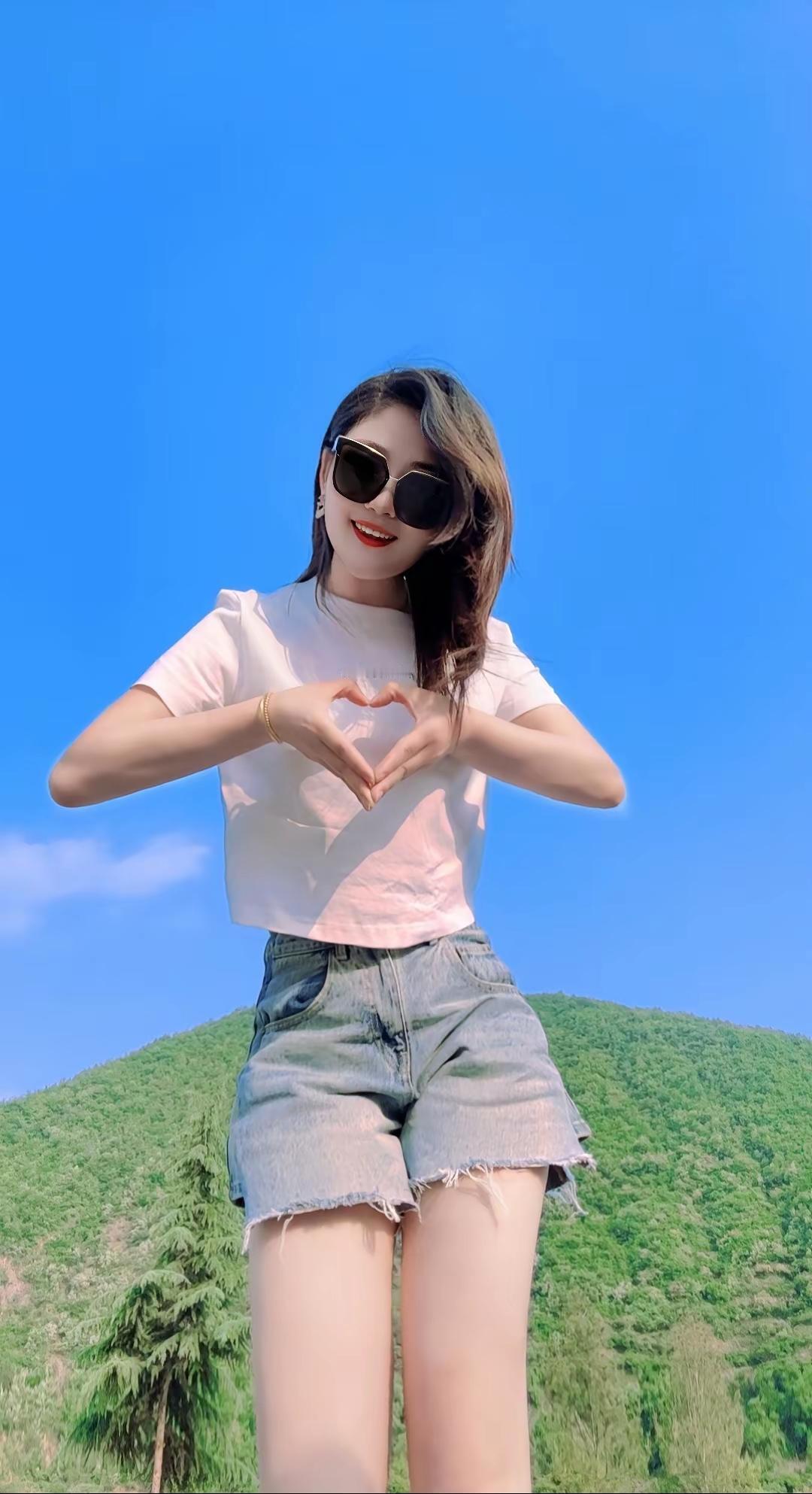 阳光下的甜美笑容，心形的完美搭配🌞💖😊