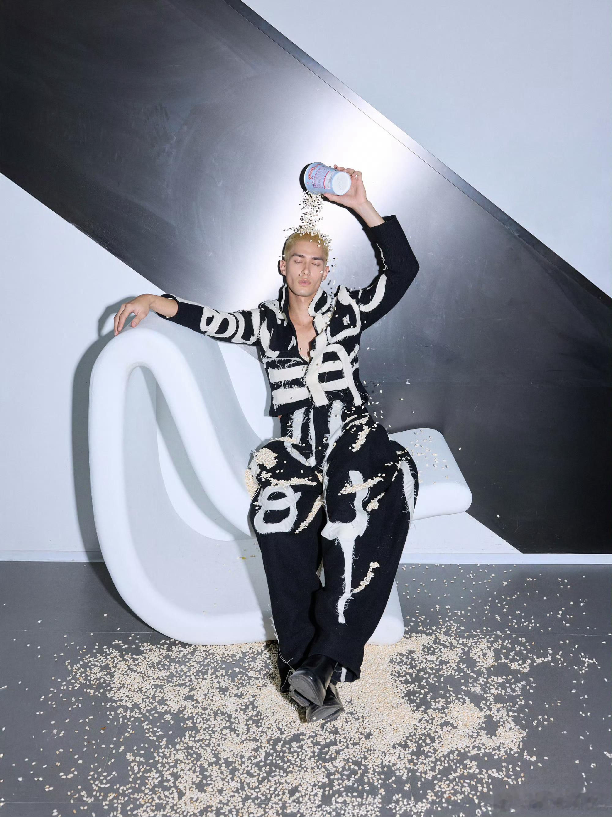 谁被米卡“视觉身高”骗了？舞台上他气场拉满显高，误以为和张凌赫、刘宇宁同梯队，以