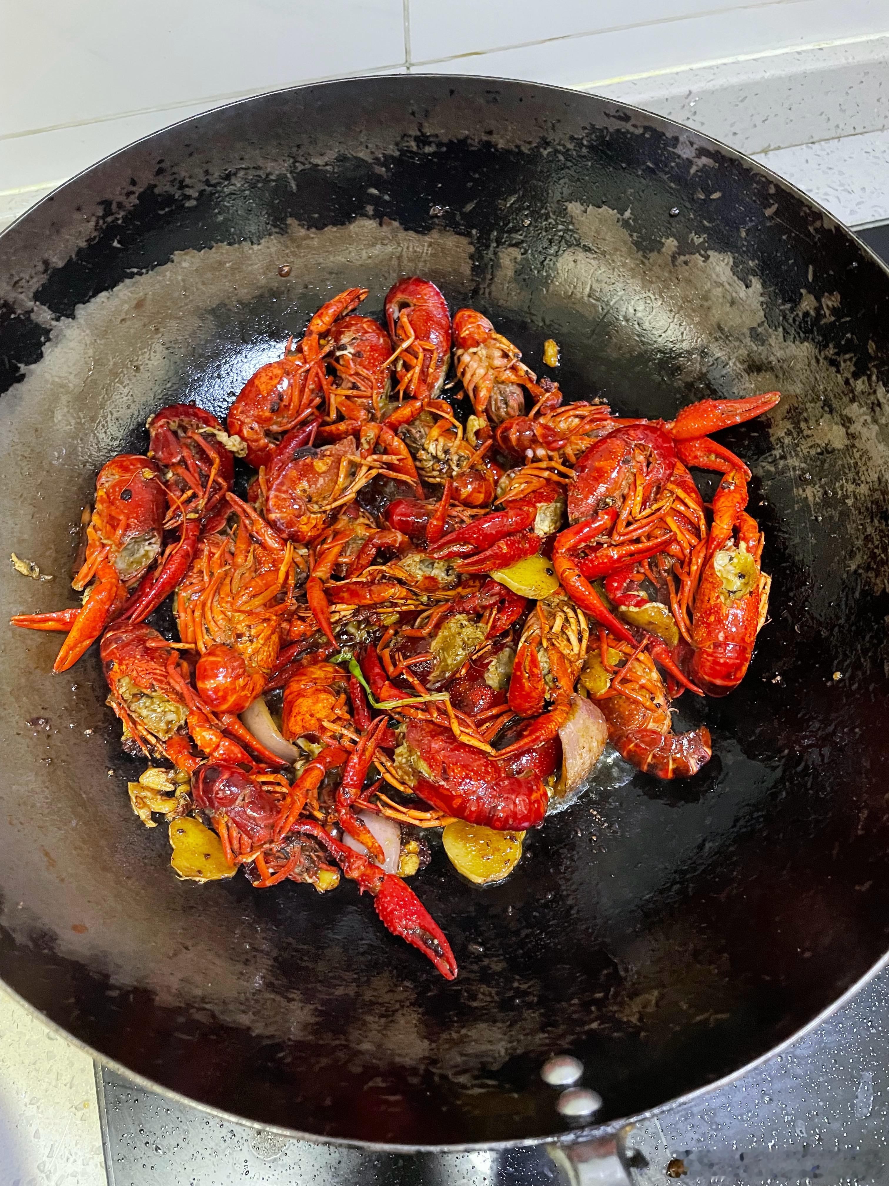 今天做了小龙虾🦞，还加了一块面猪先生不在家吃饭，麦兜也不吃只有我一个人吃，氛围
