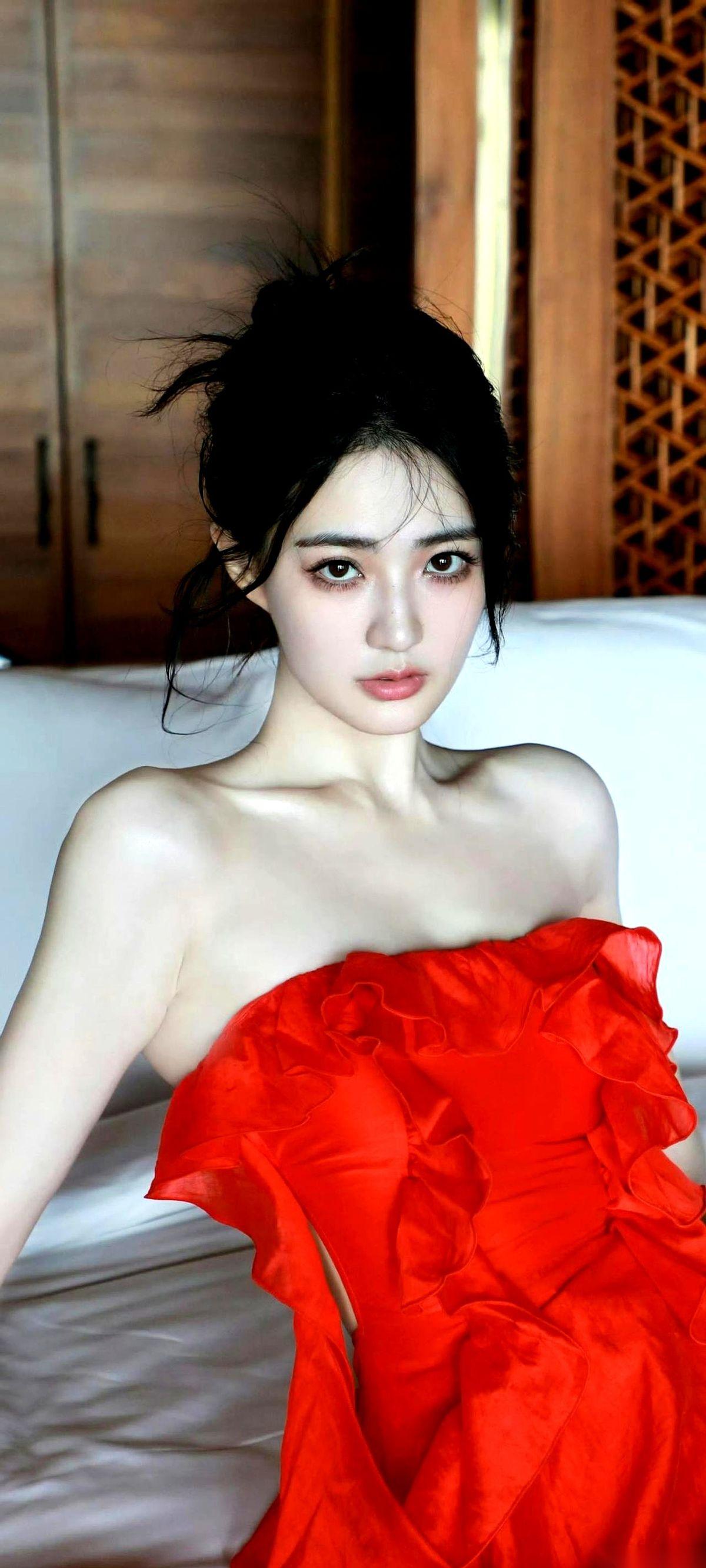 说真的，看到她穿这条红裙子，我脑子里第一反应不是“好美”。
而是一股劲儿。
那种