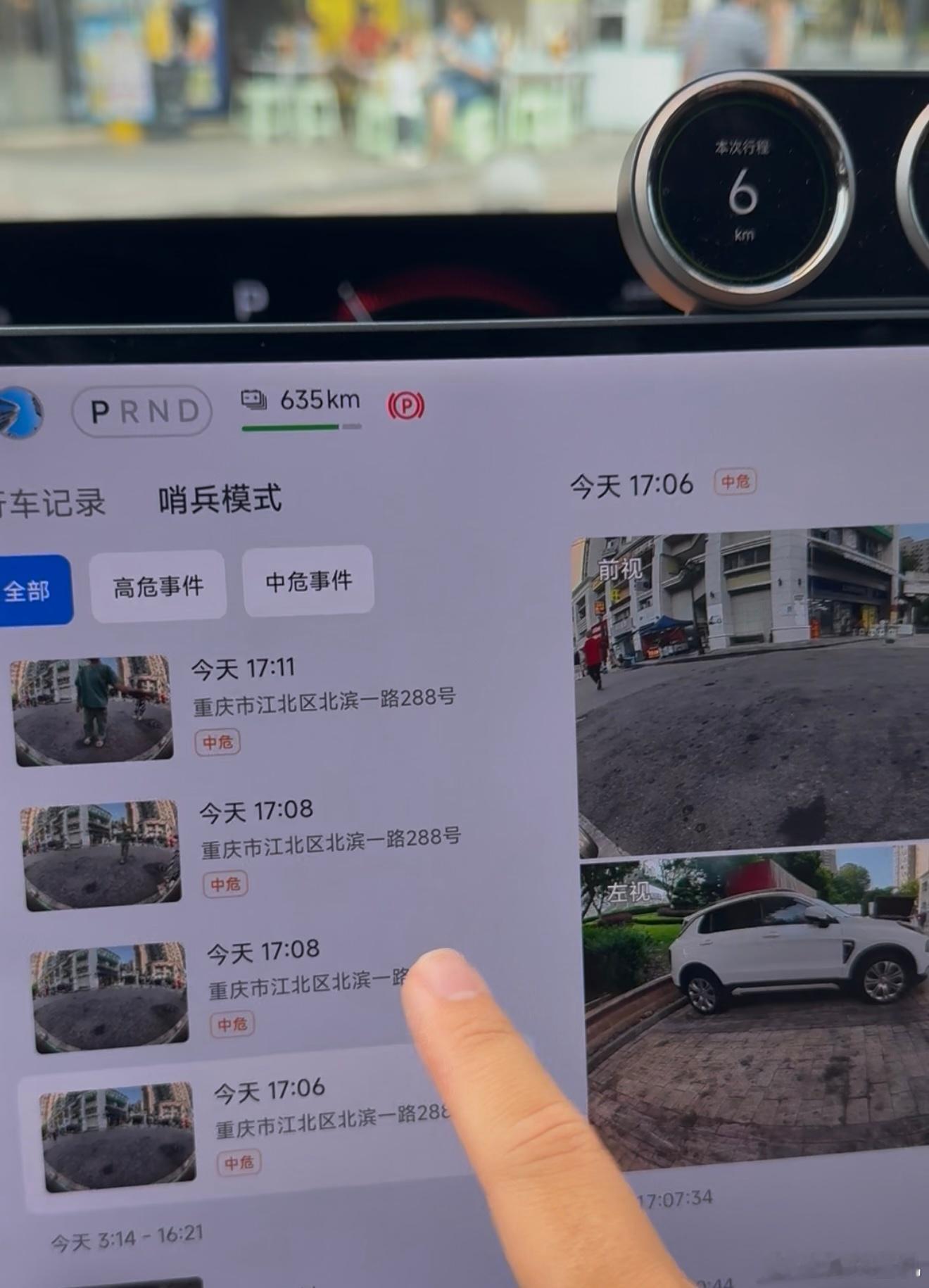 笑死我了，我的小米YU7停在小区门口吃个饭，两个小朋友在车旁边，15分钟来来回回