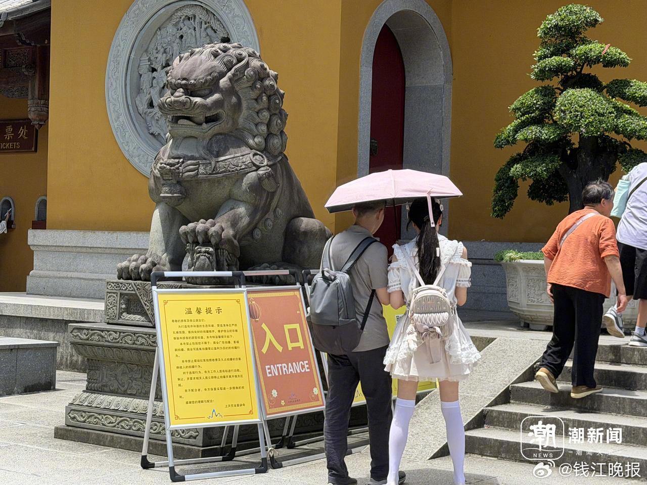 【#杭州灵隐寺法喜寺禁止商拍# 】近日，西湖景区治理商拍又有新动作：有读者向潮新