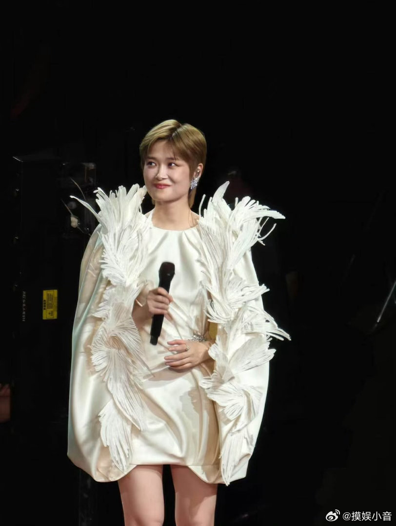 李宇春后背全裸 嘶哈预警！不允许任何人错过今晚武汉演唱会这套裸背短裙，后背的极简