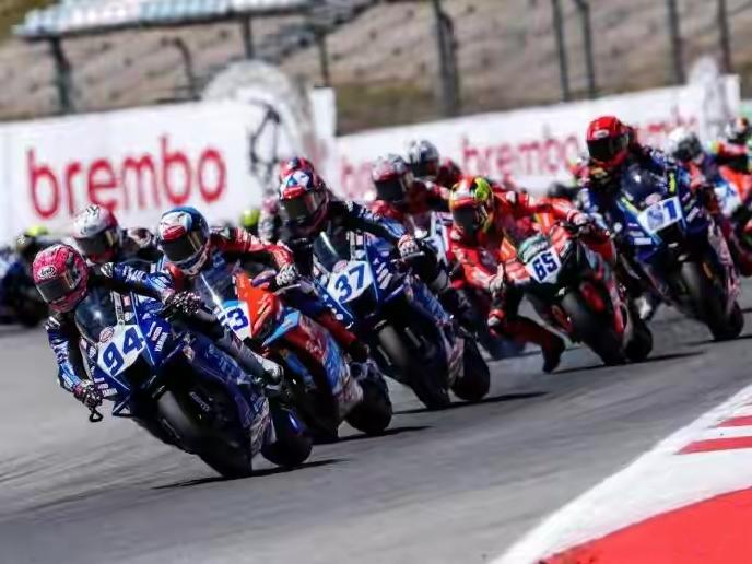 北京时间4月17日，2026 WSBK荷兰站超级杆位赛燃爆全场，张雪机车强势斩获