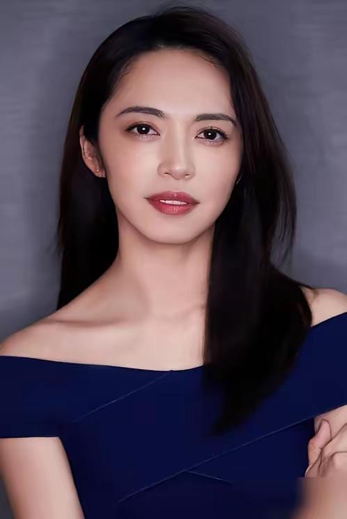 那么多明星官宣“离婚”，

为什么偏偏就点了姚晨，

姚晨估计怎么都想不明白，