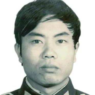 1983年2月5日，云南文山第一批缉毒警学员顺利毕业，同学们拍了一张合影照，照片
