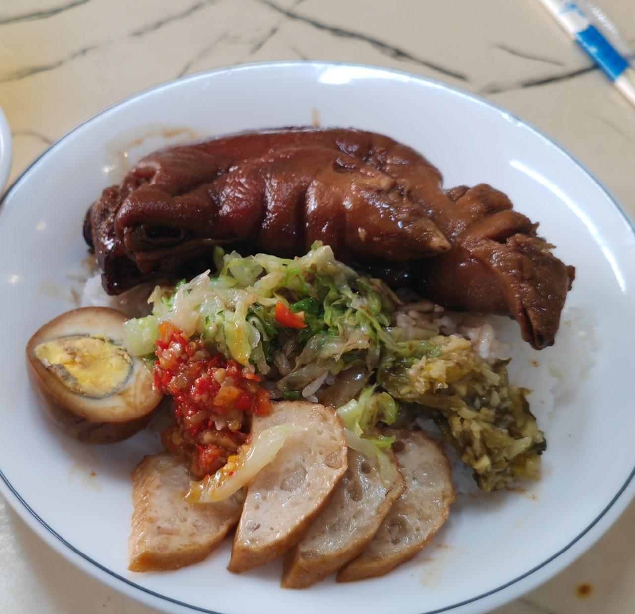 猪脚饭，第一次吃，很香！

自从看完了狂飙之后，就对高启强口中的猪脚面，心心念了