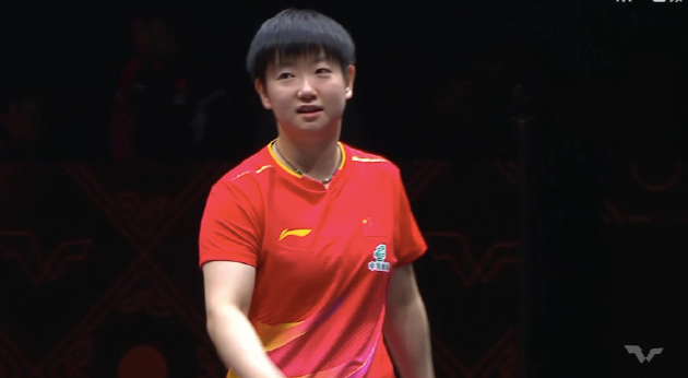 密集的赛程让孙颖莎撑不住了！在WTT香港总决赛女单半决赛对阵蒯曼的比赛中，在第三