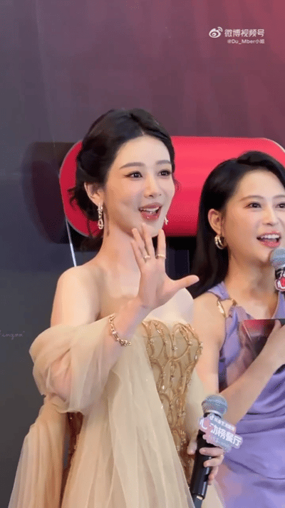 杨紫一进来就各种给粉丝饭撒杨紫给粉丝飞吻了很难不爱真诚的杨紫，进场全程都在和粉丝