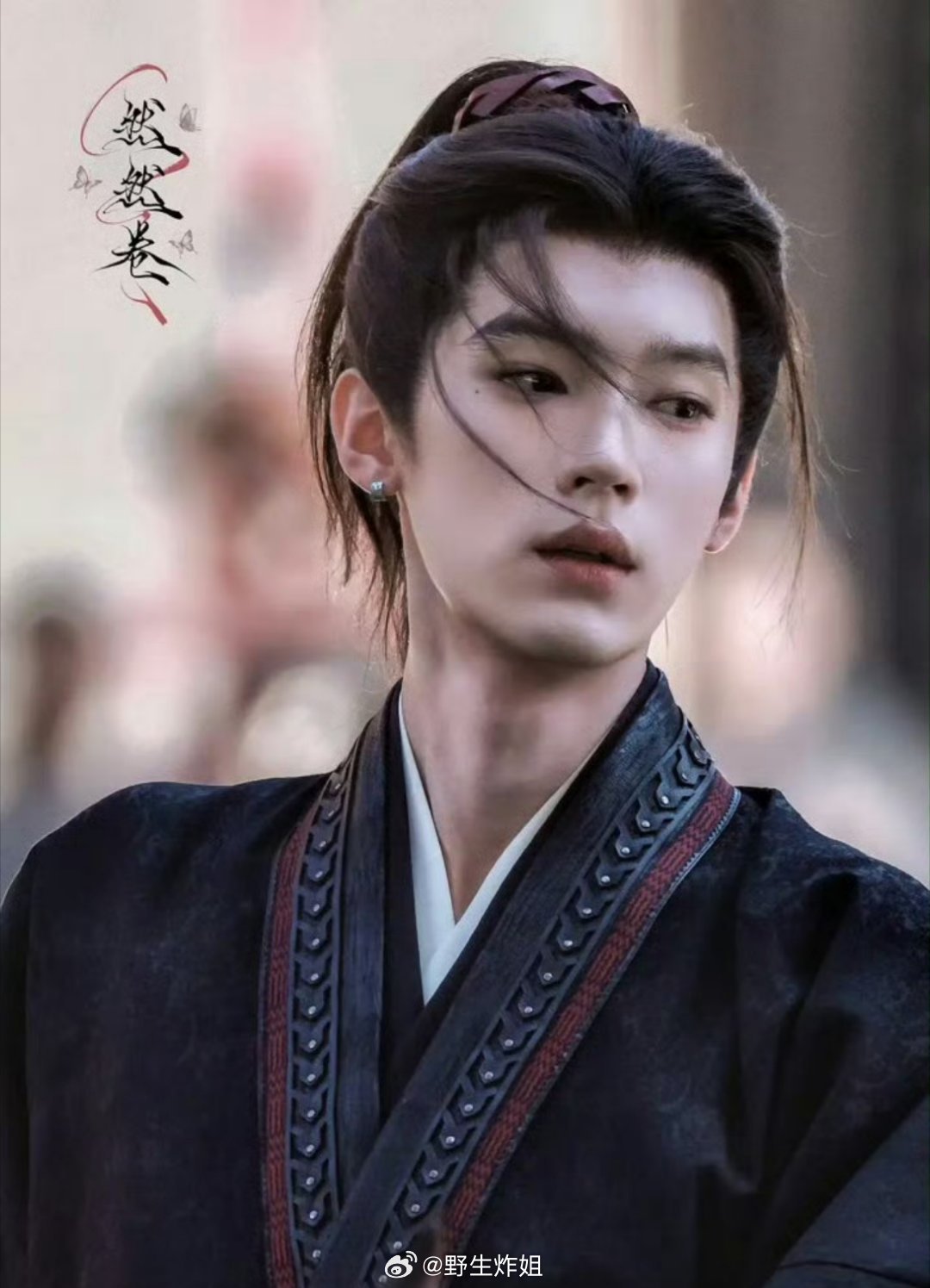 原来周翊然在自己主演的《翘楚》里面的妆造还有戴耳饰的，直接带了一个耳钉 ，这个少