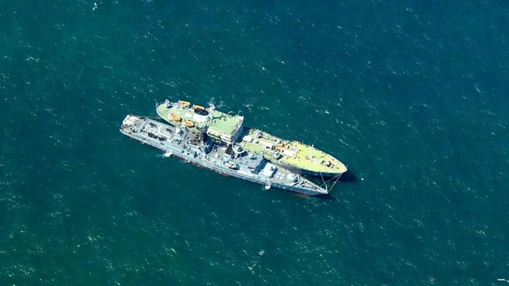 俄海军772“不惧”号护卫舰本周在北海英国海岸附近海域，与PM-82补给船进行最