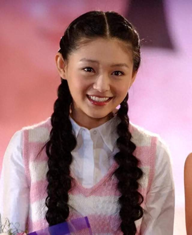 大S冥诞，小S与妈妈、具俊晔在墓碑前拍全家福，强撑的笑容太虐了