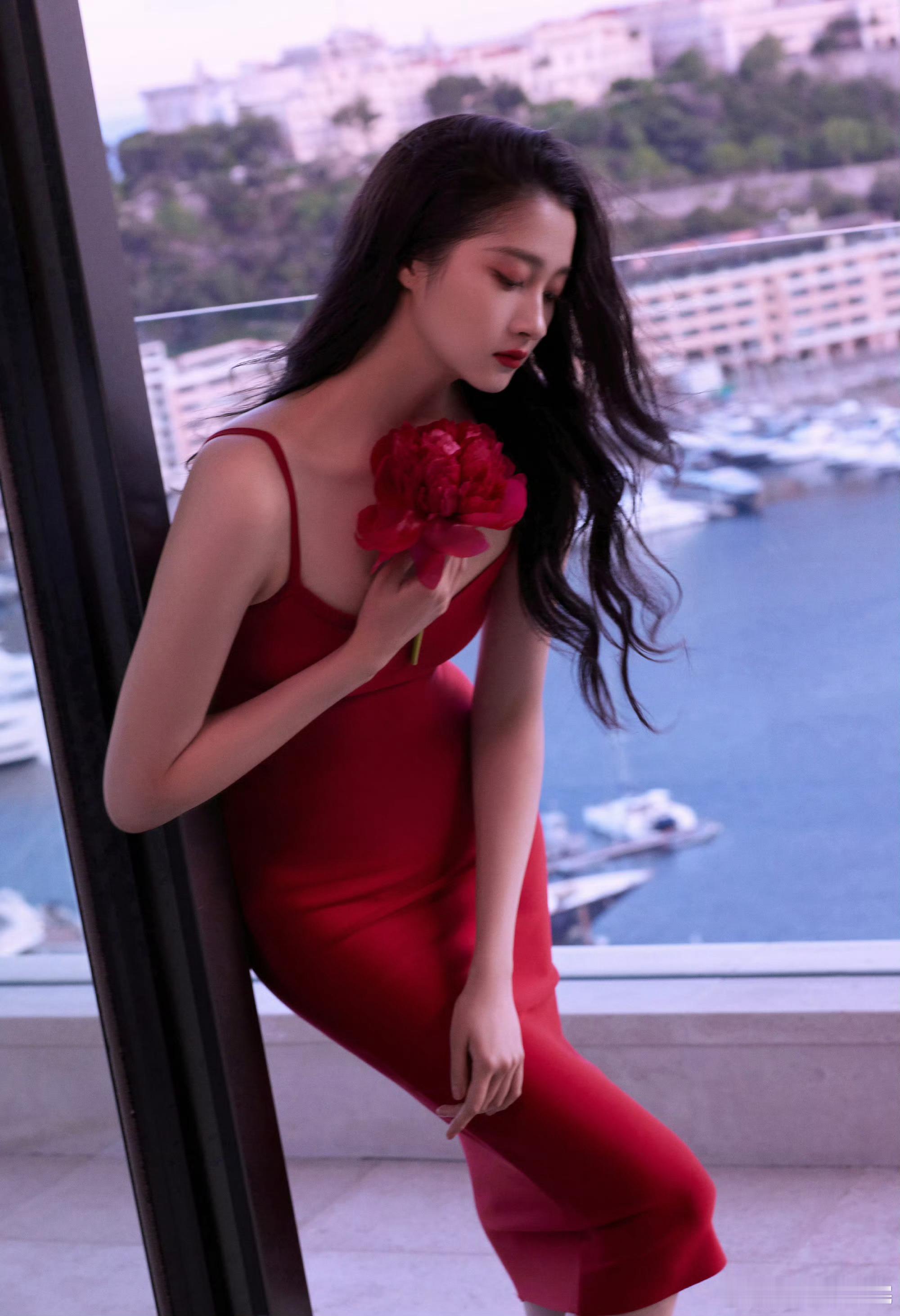关晓彤其实特别相信自己的审美，因此在出席各大活动做妆造时，她很少尊重妆造团队的意
