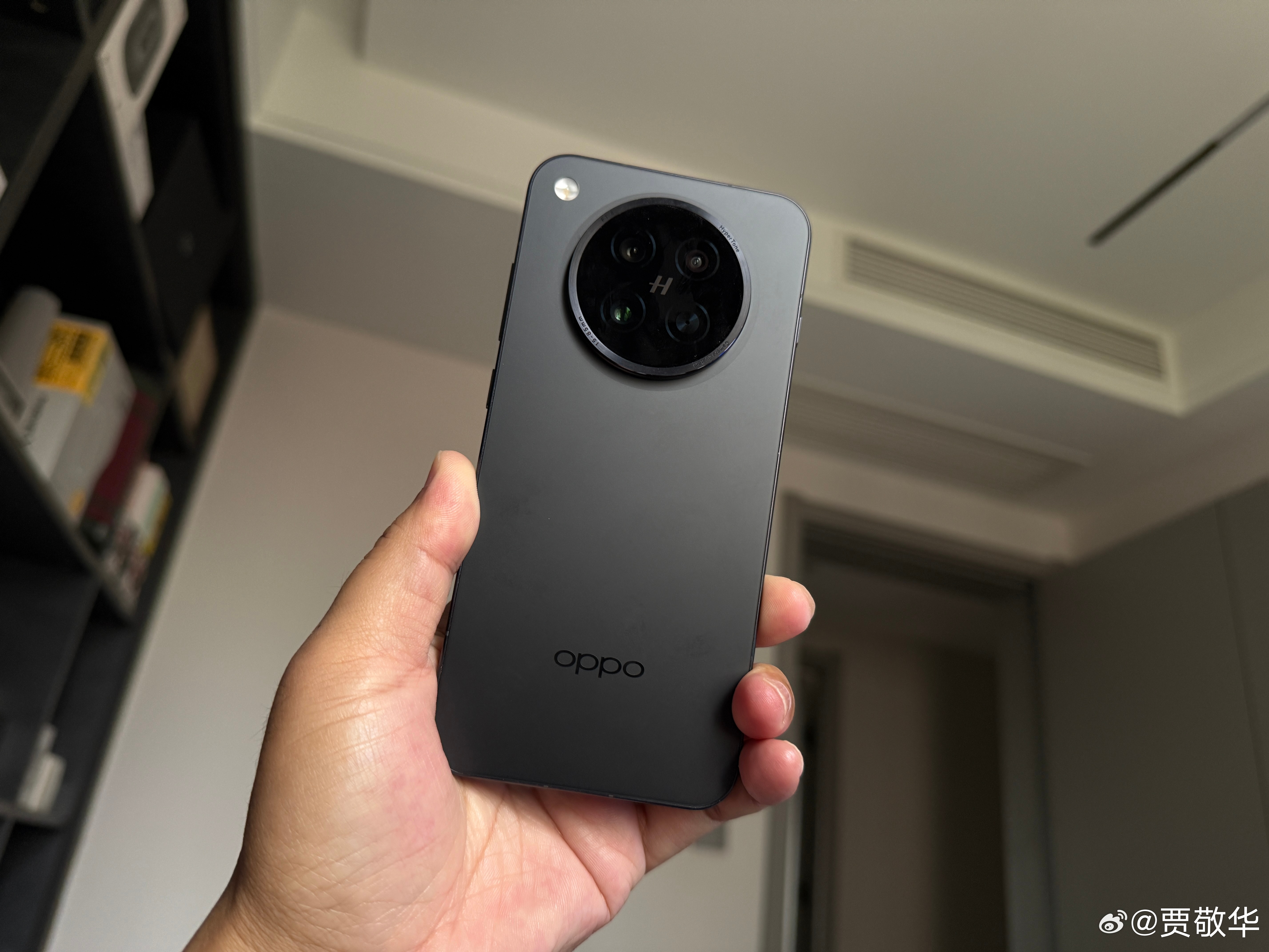 昨天晚上跟一位粉丝聊天，他说手机厂商应该像鼠标厂商那样做产品，分别针对大手和中小