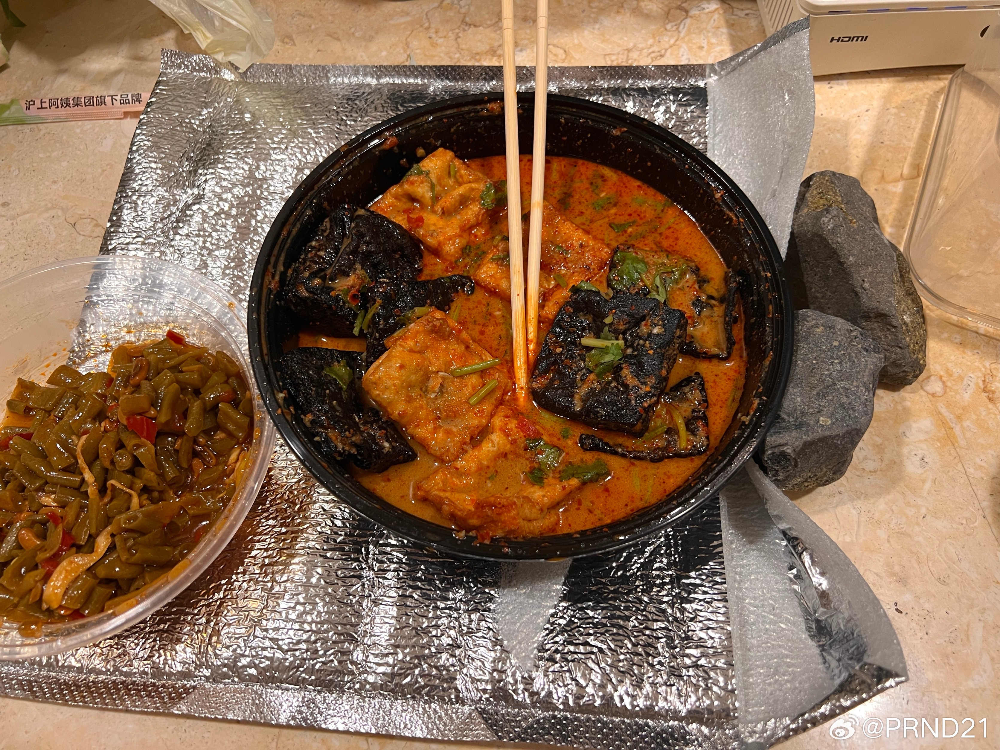 今天第4顿欺骗餐，点了个白加黑臭豆腐，配薄荷奶茶，还都挺好吃的…… 张家口