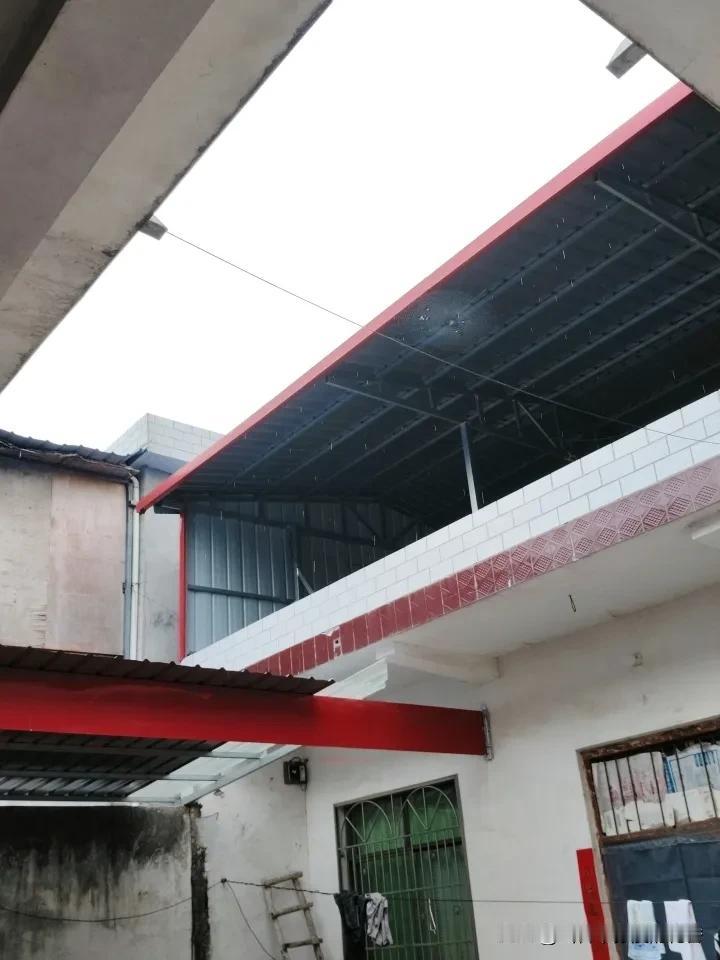 红瓦映碧空，古韵入画来。