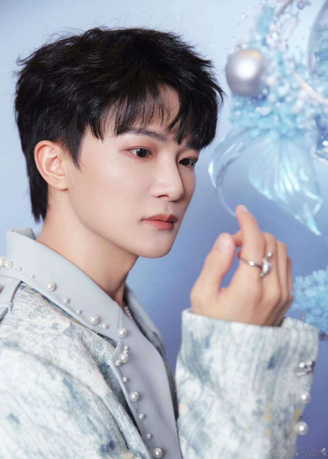 这首歌简直是周深的养老保险在众声喧哗的跨年盛宴中，周深选择用《小美满》为你开辟一