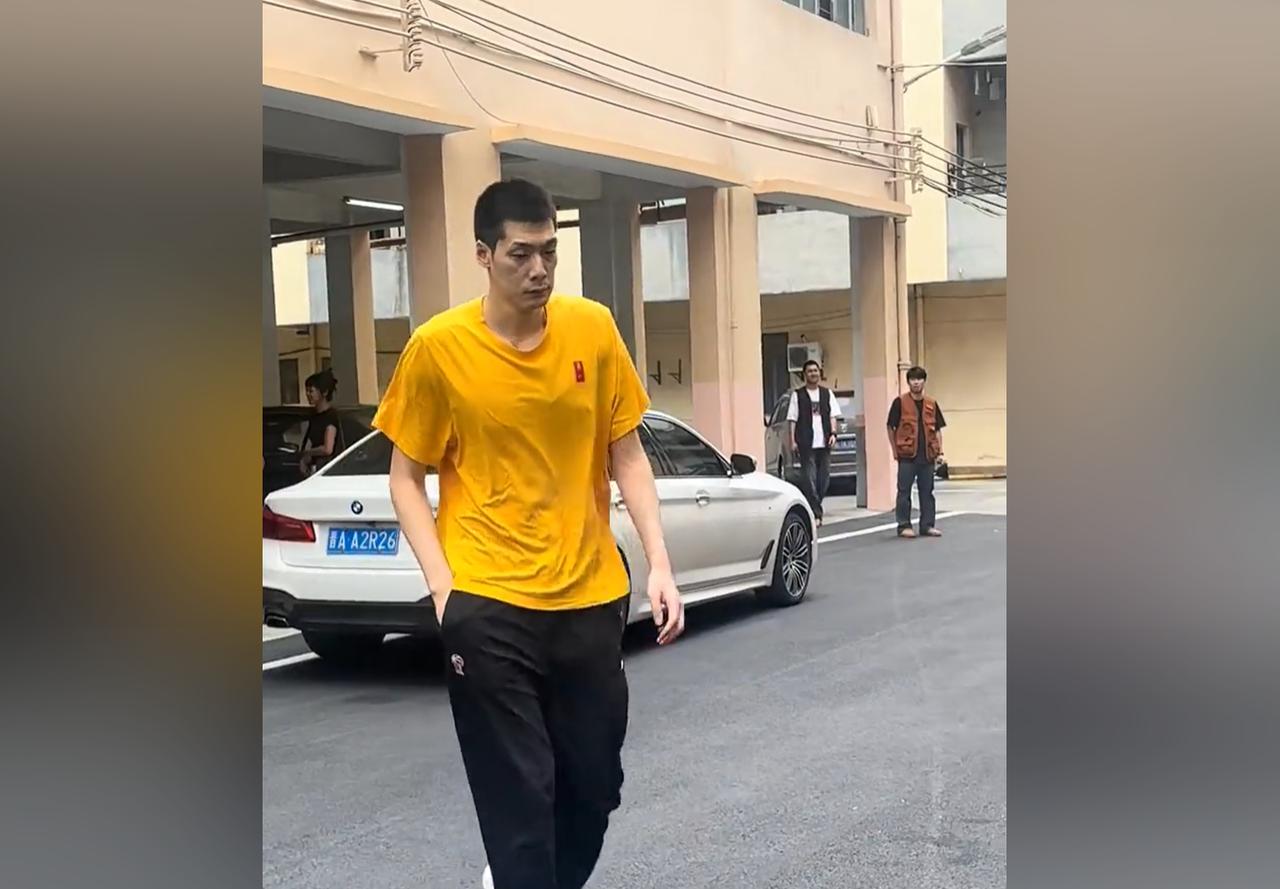 广东男篮教练组新增一人！

据广东体育媒体人透露，前广东男篮功勋球员任骏飞在昨天