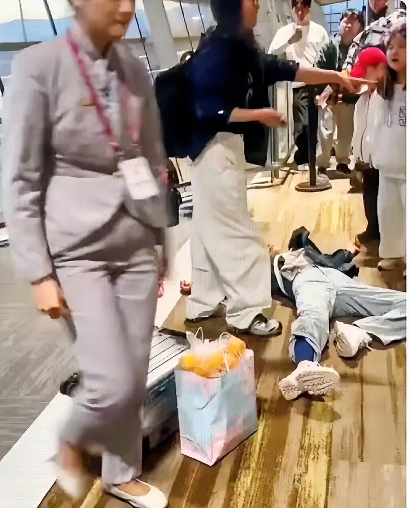 昆明机场撒泼闹剧！行李超标拒缴费，先动手还装晕。
 
就在2026年的4月11日