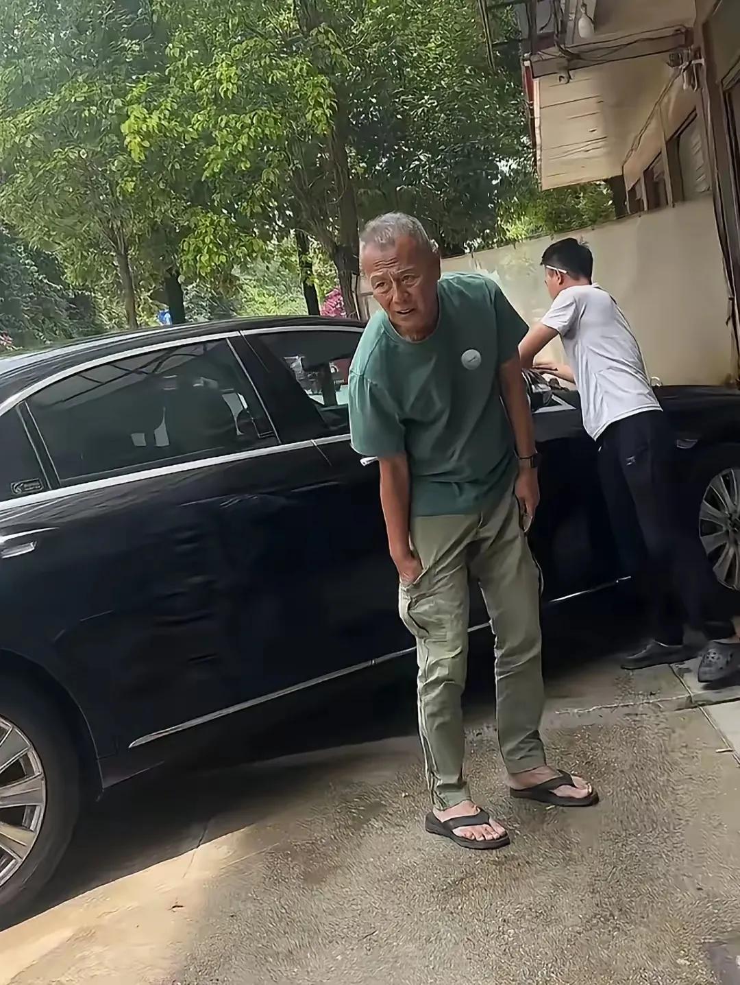 72岁刘德凯驾驶黑色奔驰S级车型，到昆明一家4s店做保养，头发花白稀少，满脸皱纹