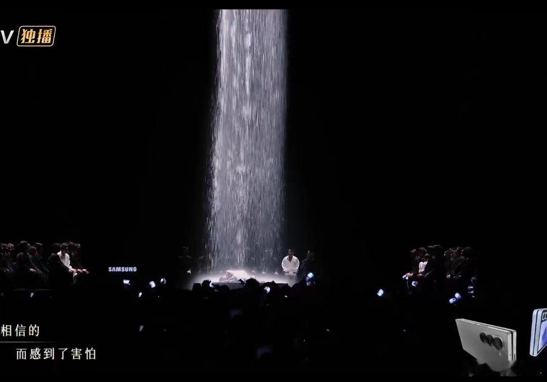 #韦礼安瀑布下跳舞# 要不然怎么说我们可以永远相信韦礼安！《负重一万斤长大》这个