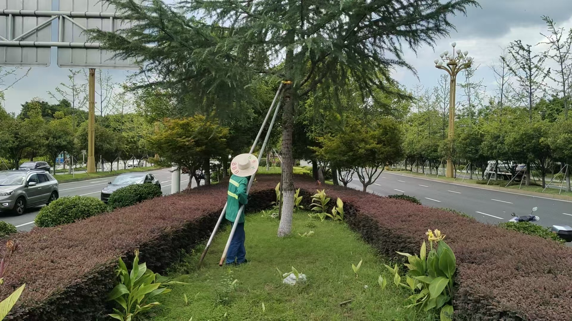 台风红霞来袭长沙城管在行动 【应对台风“红霞”，长沙城管在行动！】自今日上午起，