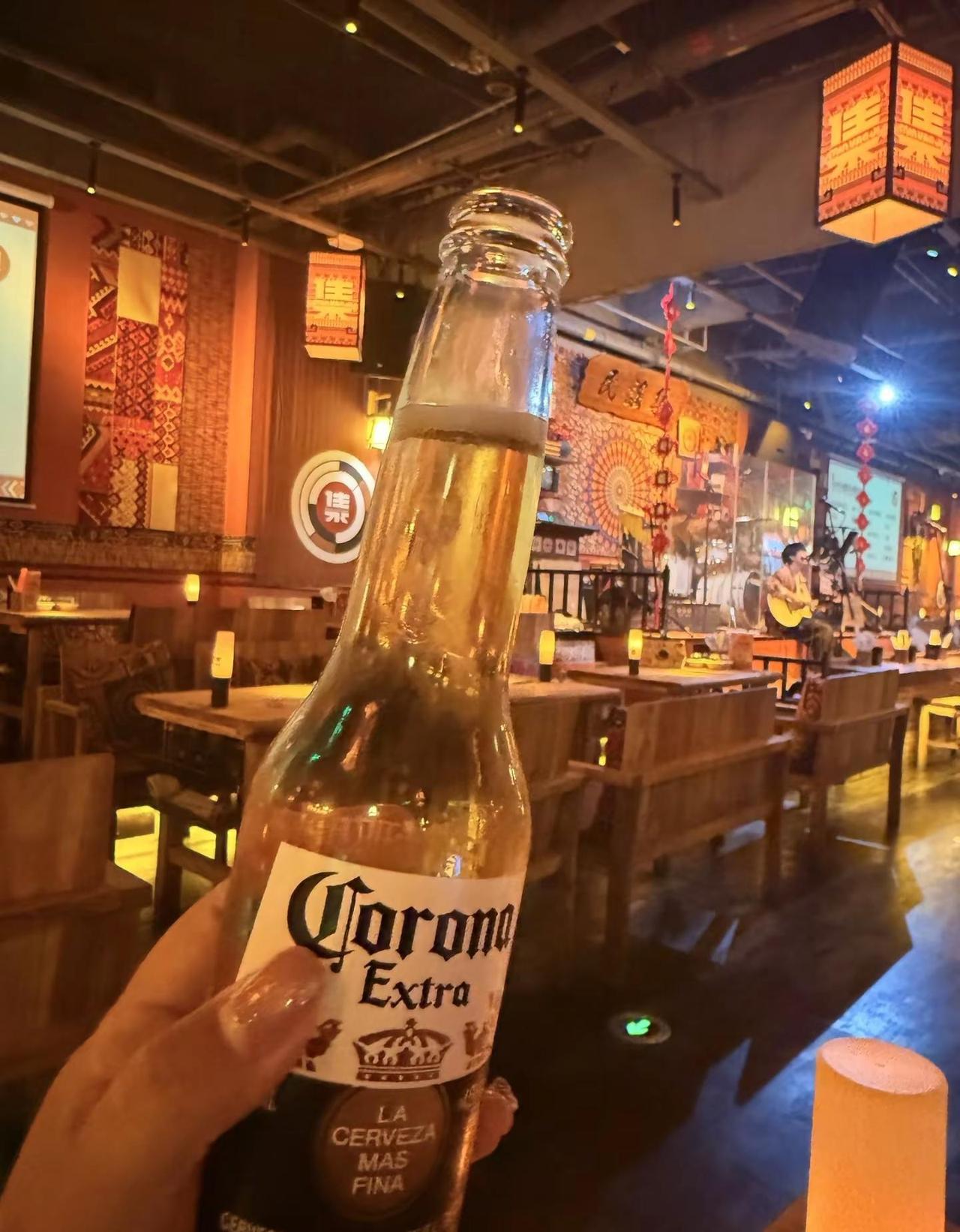 清醒是生活，微醺是烟火，生活需要偶尔放松，听听音乐，小酌两杯。