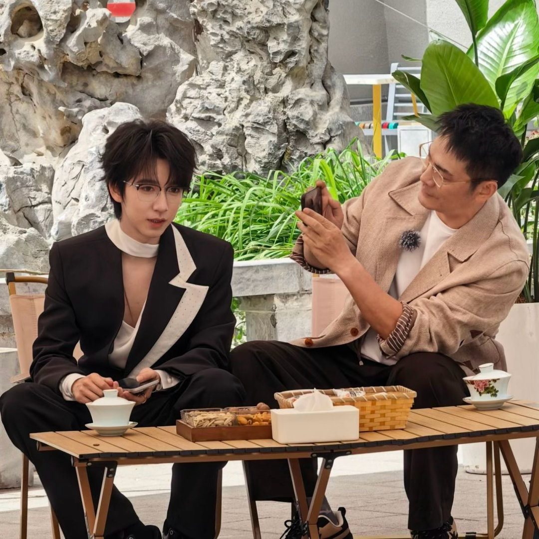 时代少年团把自拍都交出来请时代少年团把黑西装焊在身上 黑西装的魅力在于它什么都不