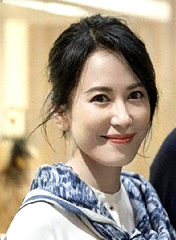 “55岁不结婚，生理需求到底怎么解决？”当着镜头的面被男作家这么贴脸开大，换别人