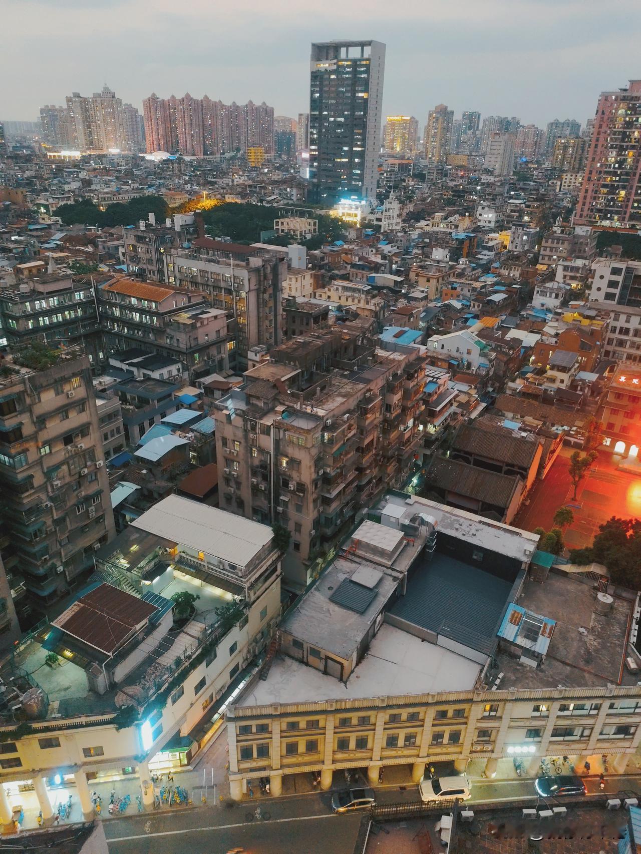 《广州一景》（65）
--广州老城区，爱群大厦北望。空中俯瞰，老街区临街的老房子