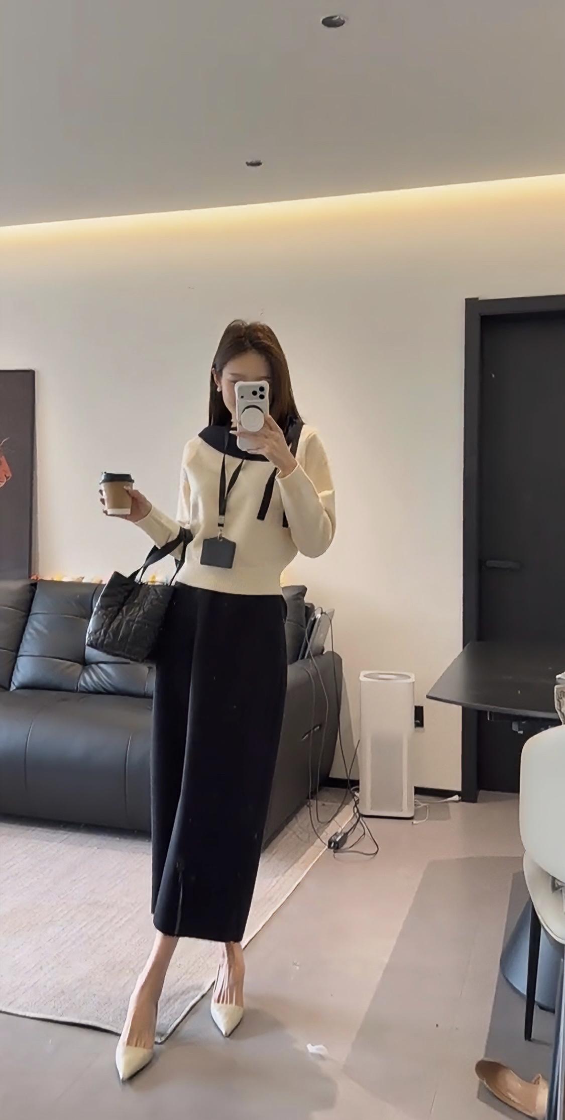 正常穿搭推荐，无不良引导。
这套是温柔通勤风的代表，整体以米白+黑色的经典配色为