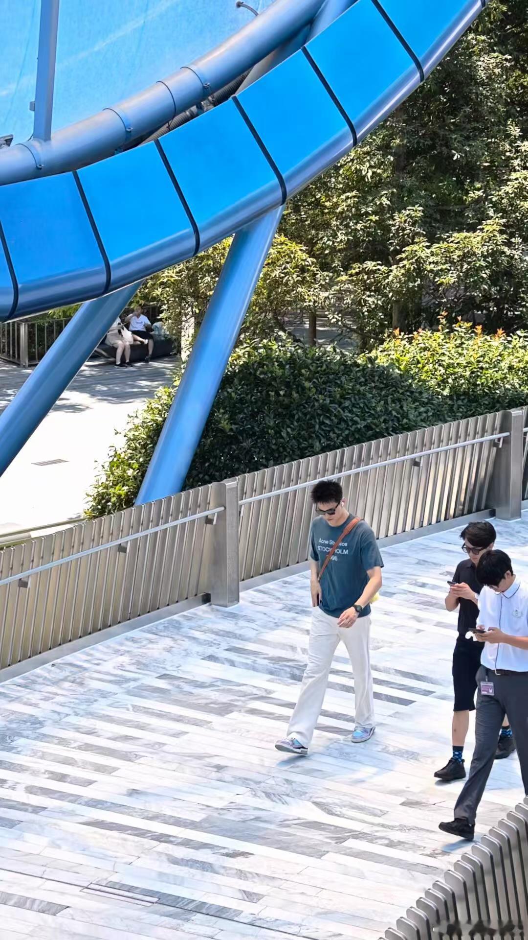 迪士尼偶遇孙杨网友迪士尼偶遇孙杨 迪士尼偶遇孙杨！！！孙杨身材真的没得说，俯拍比