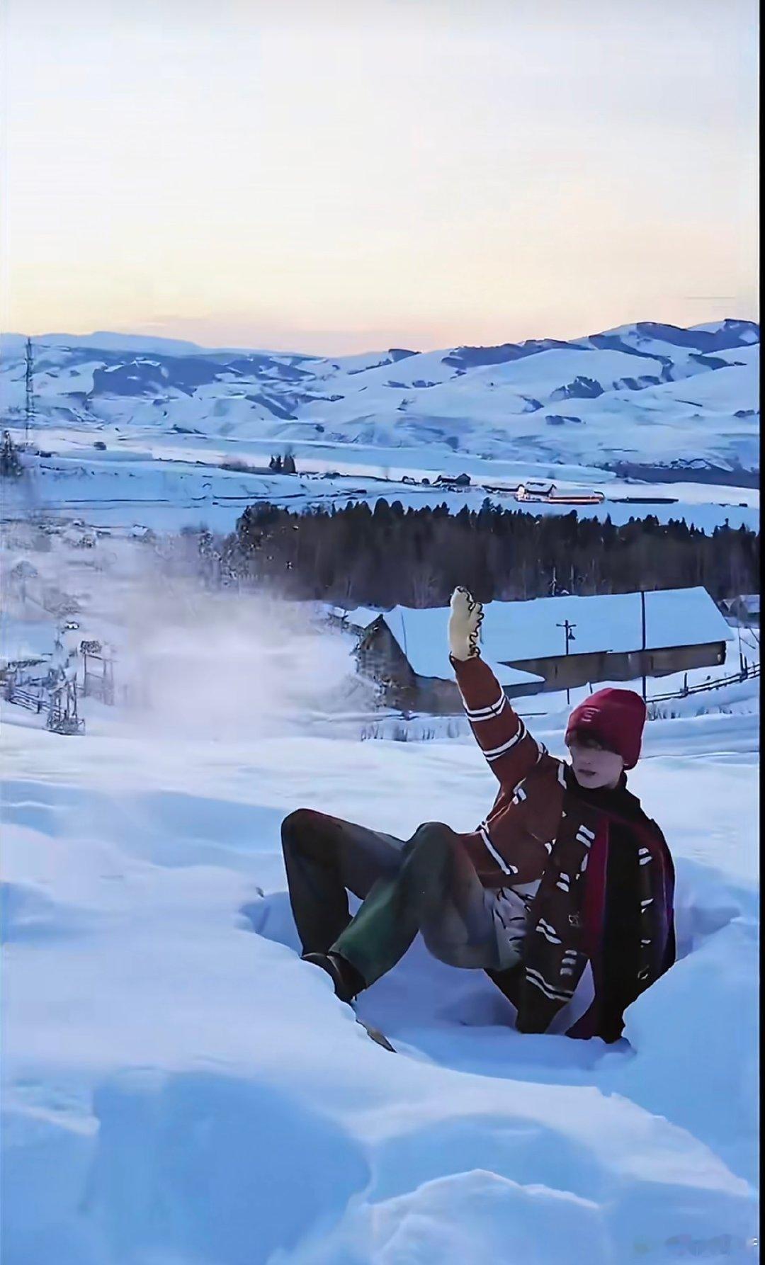 丁程鑫滑雪照 滑雪大片的真相太惊喜！丁程鑫的照片帅气出圈，背后是陈昕人工刨雪的神