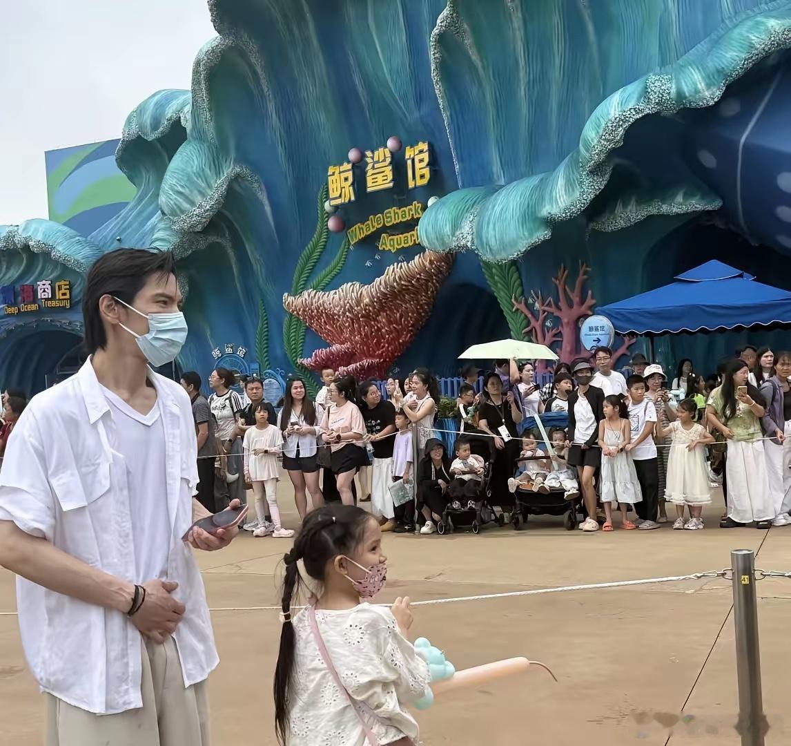 有网友在珠海长隆偶遇向佐郭碧婷一家，当然还有向先生和向太！ 