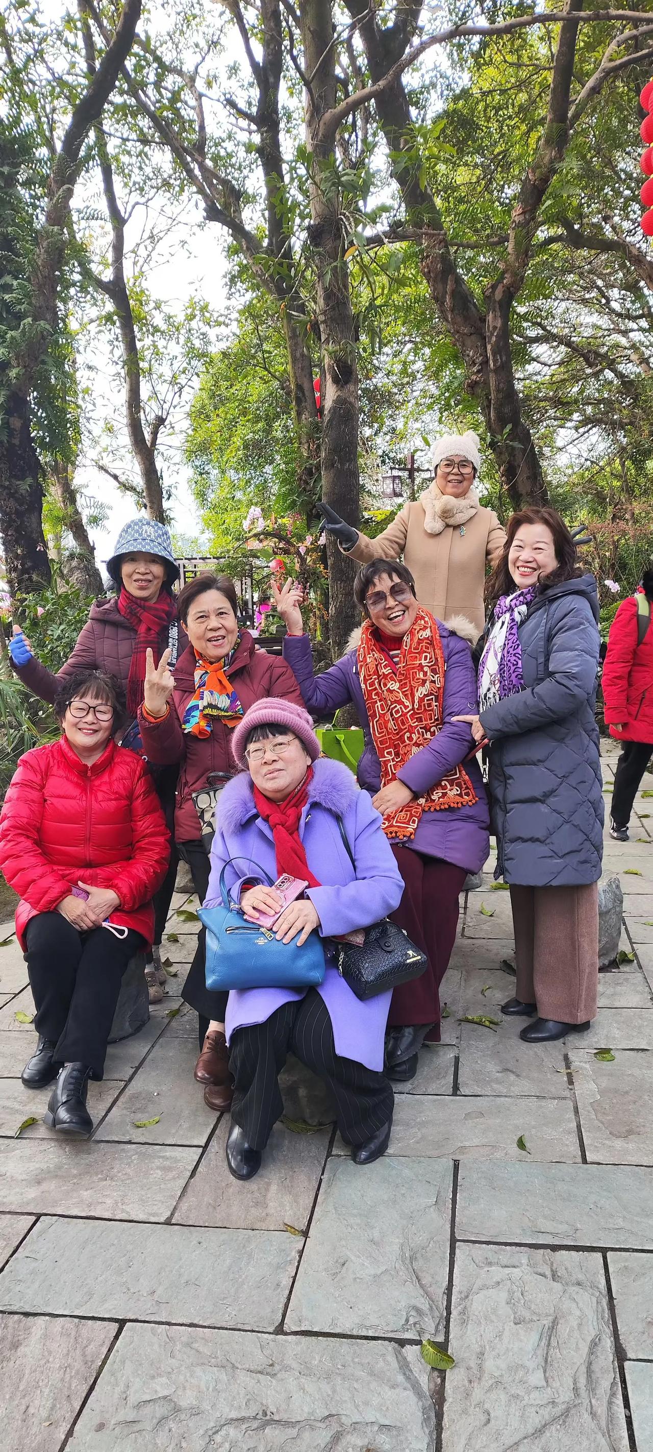 2025年[烟花]
蛇年首聚
​从少女到六十多岁，我们的友谊跨越半个世纪，见证了