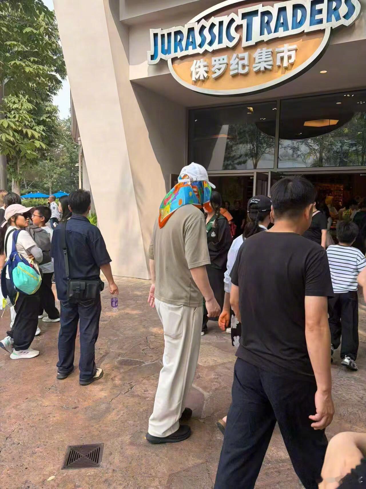 陈建斌现身环球影城，网友锐评：“环环：四郎你终于来看我了”[泪奔] ​​​