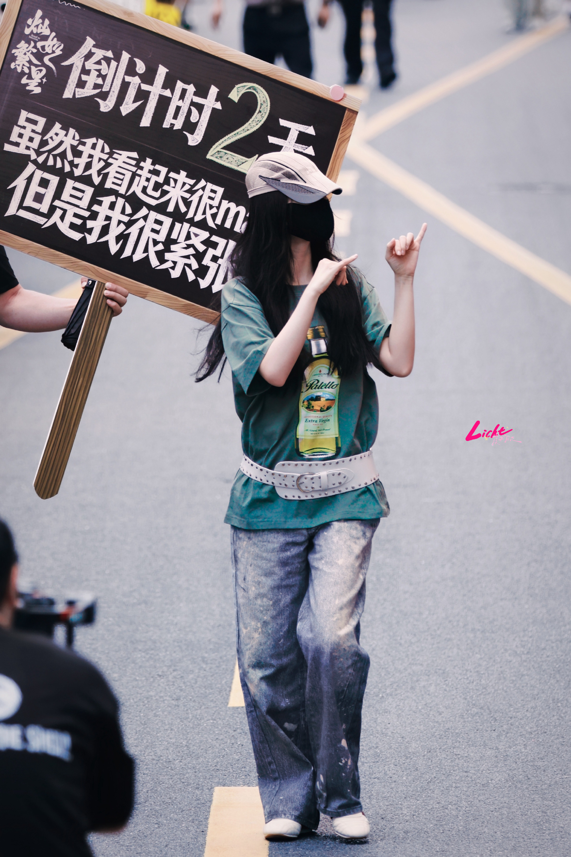 虞书欣虞书欣保镖举牌虞书欣保镖举剧宣牌 虞书欣今日份保镖举牌：《灿如繁星》倒计时