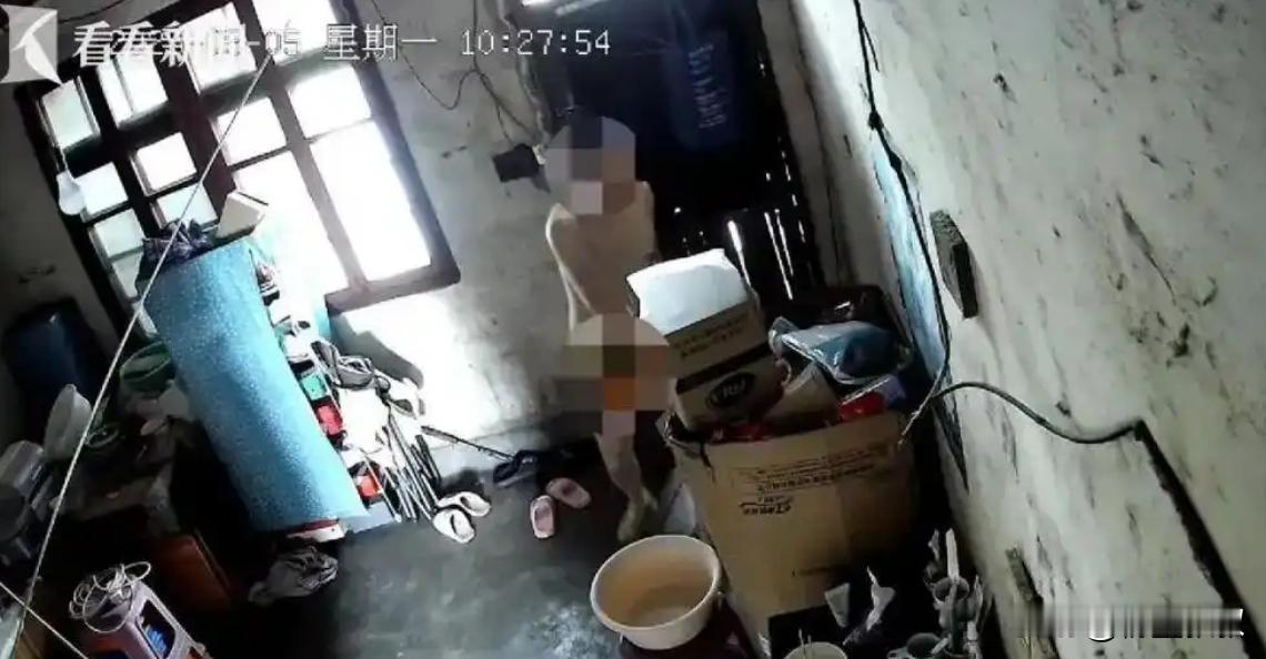 上海一女子倒水时发现暖瓶中倒出的黄色的人尿，于是在家里安装了监控，1个月后，发现
